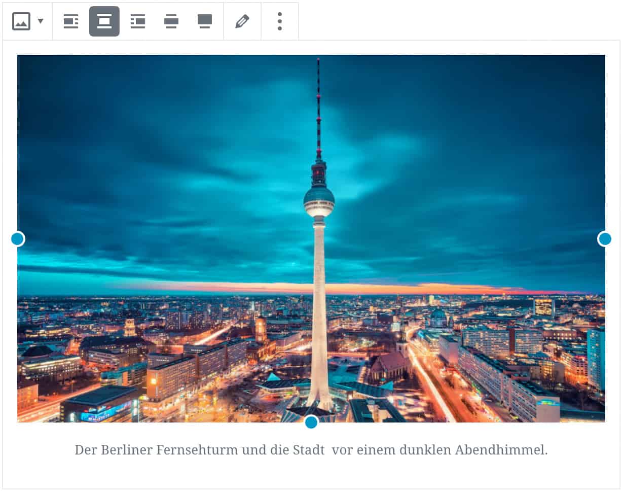 Screenshot des Bild-Blocks, nachdem ein Bild vom Berliner Fernsehturm hinzugefügt wurde. Unterhalb des Bildes befindet sich eine Beispiel-Caption.