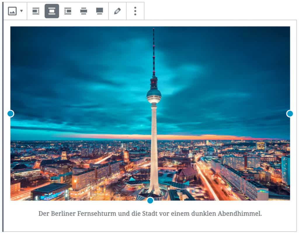 Screenshot des Bild-Blocks, nachdem ein Bild vom Berliner Fernsehturm hinzugefügt wurde. Unterhalb des Bildes befindet sich eine Beispiel-Caption.