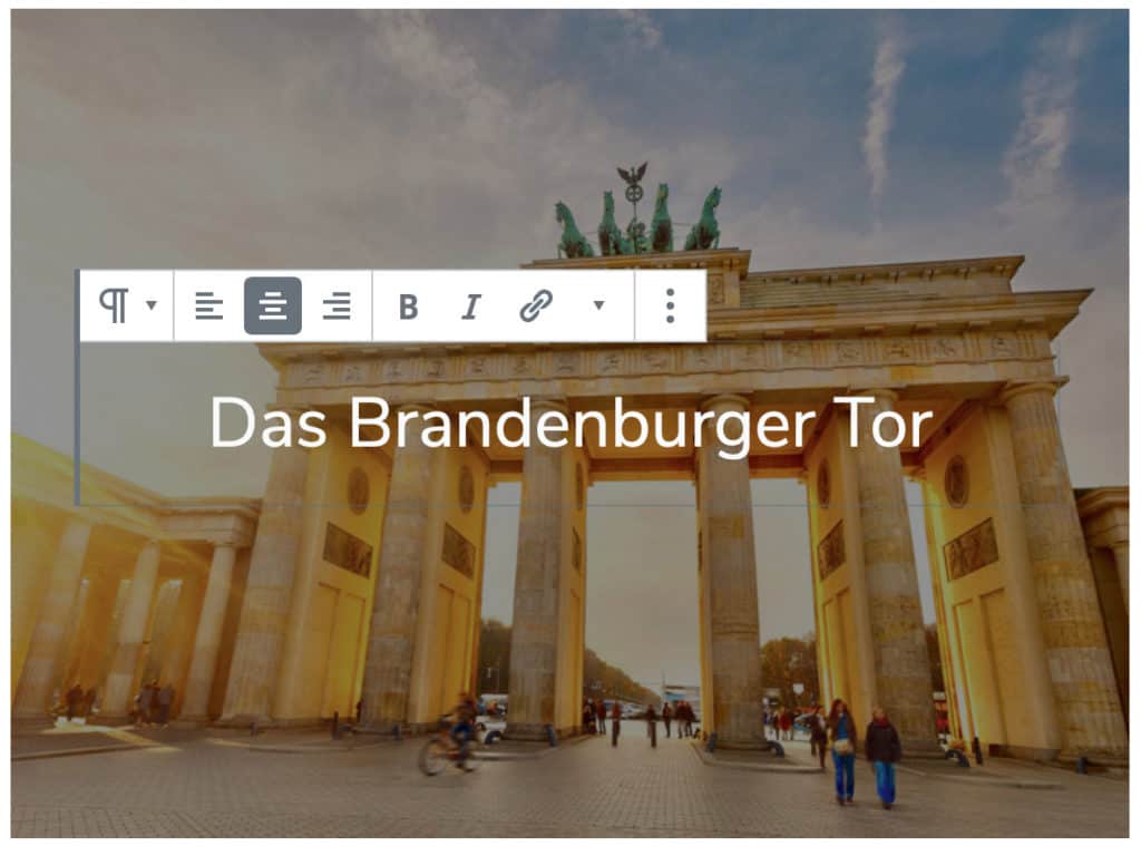 Screenshot des Cover-Blocks, bei dem der Text auf dem Cover bearbeitet wird. Es erscheint die Block-Werkzeugleiste des Absatz-Blocks.