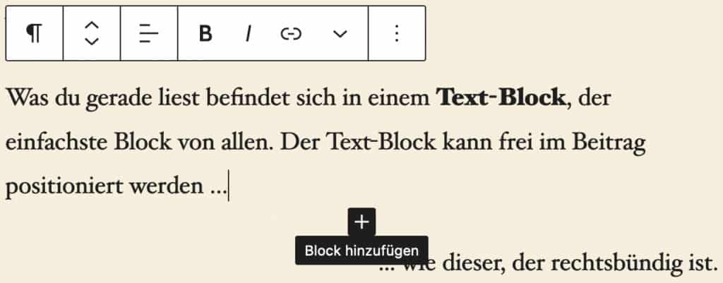 Screenshot eines Absatzes im Block-Editor, wenn die Maus mittig zum darunter liegenden Block platziert wird und der Block-Hinzufügen-Button erscheint. Ein schwarzer Button mit einem weißen Plus.