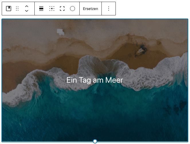 Screenshot des Cover-Blocks, nachdem ein Bild von einem Strand und Meer aus der Vogelperspektive sowie dem Text "Ein Tag am Meer" hinzugefügt wurde.