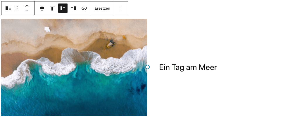 Screenshot des Medien-und-Text-Blocks, nachdem ein Bild von einem Strand mit Meer aus der Vogelperspektive und der Text "Ein Tag am Meer" hinzugefügt wurde.